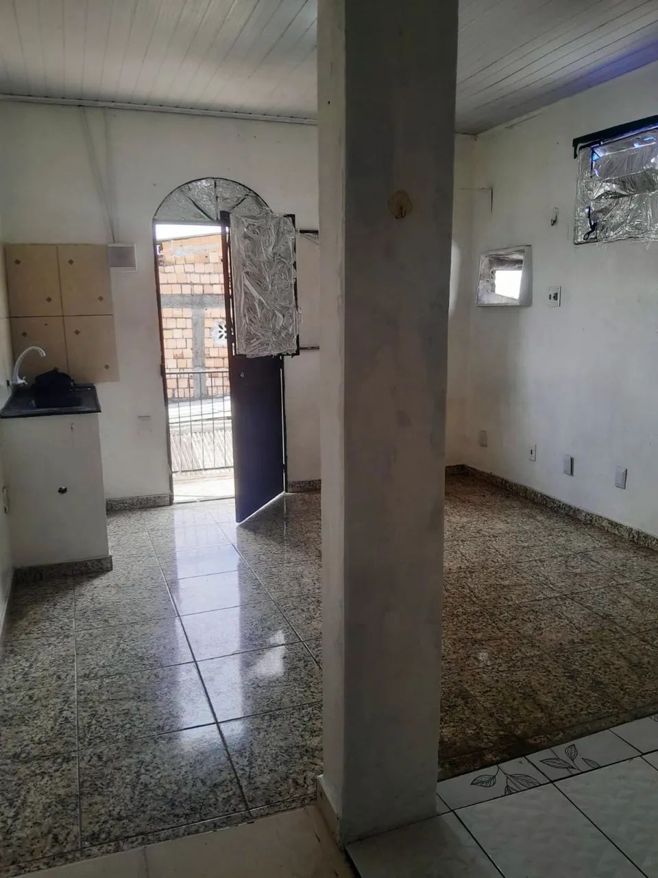 Aluga-se um quarto