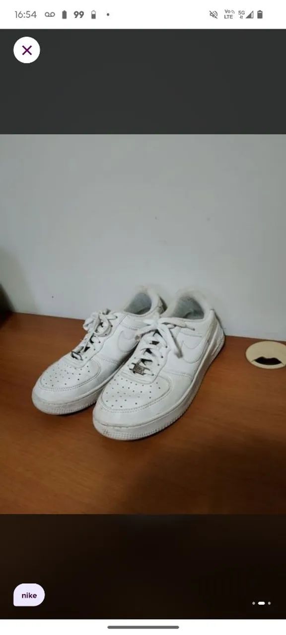 Tênis Nike branco.