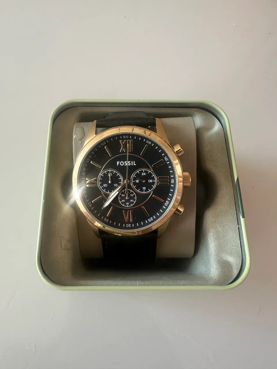 Relógio fóssil dourado com couro preto 