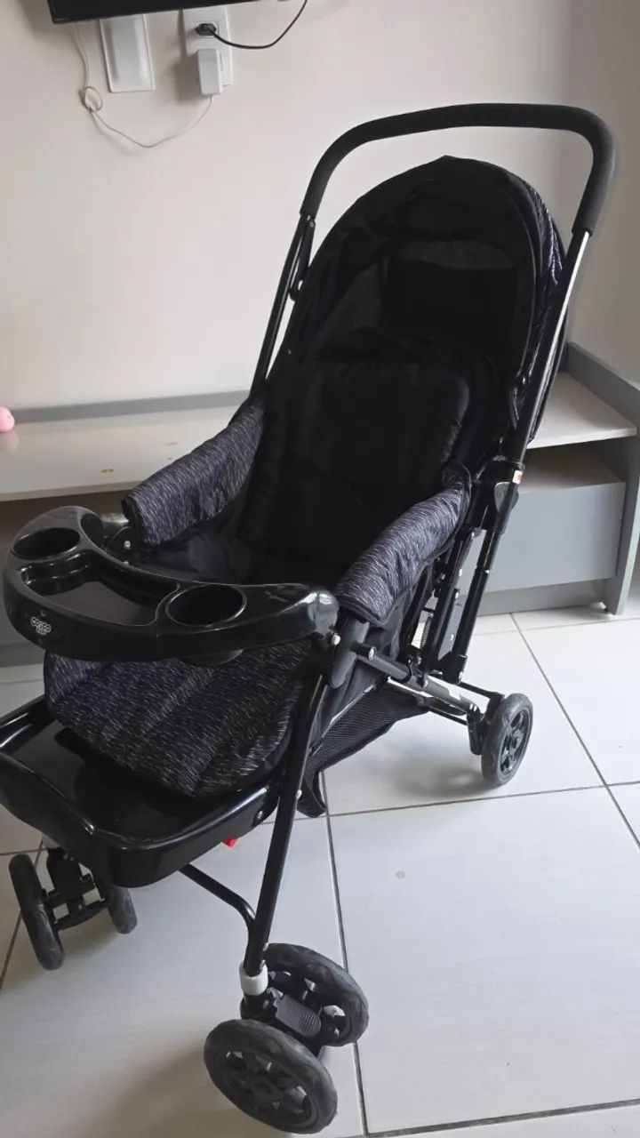 Carrinho de bebê seminovo COSCO (prático de abrir e fechar).