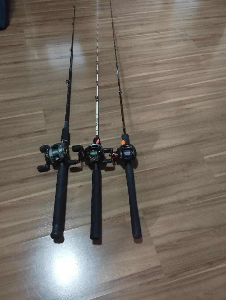 3 conjuntos de varas com carretilhas com multifilamento 