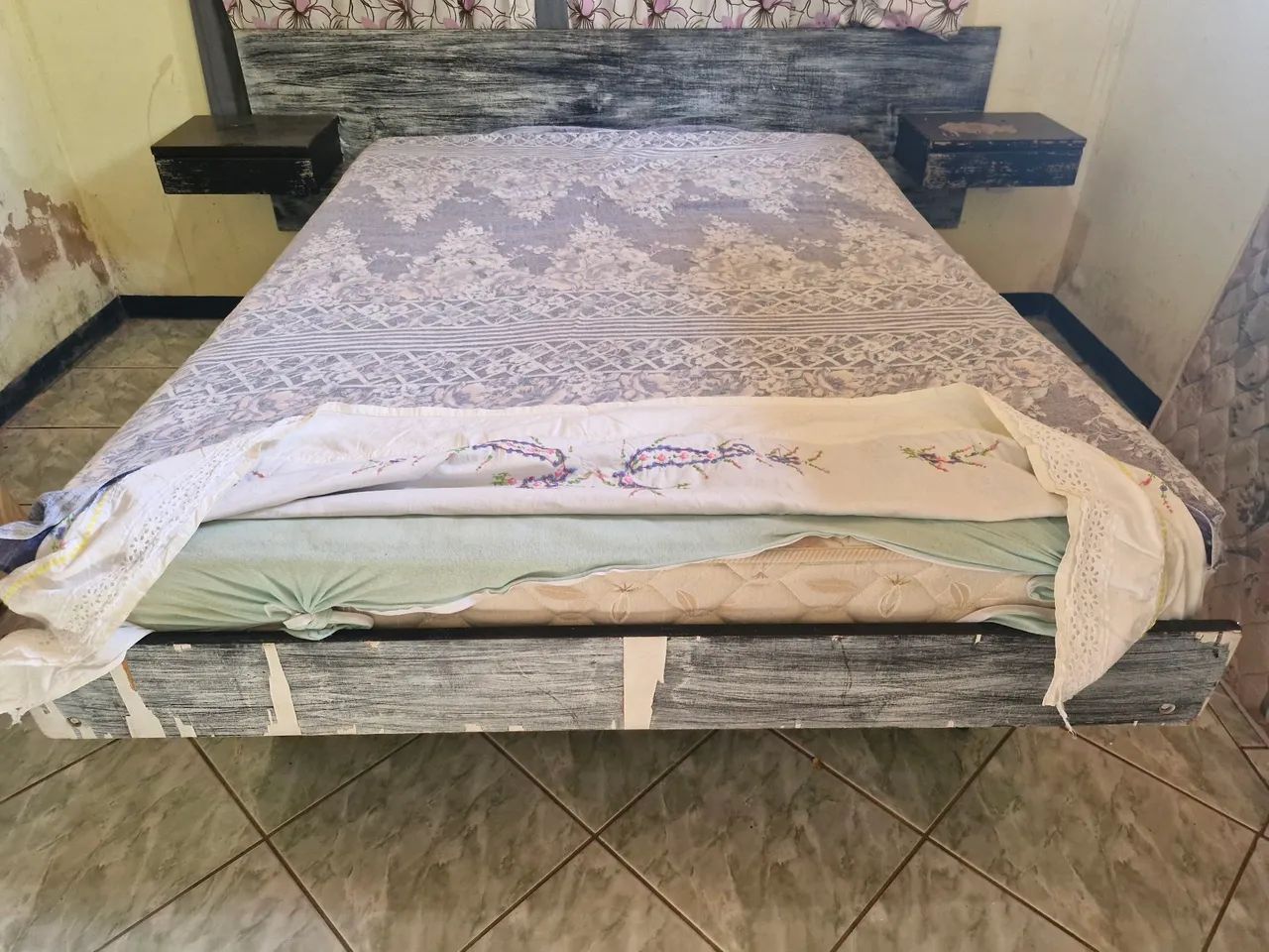 Cama de madeira antiga 