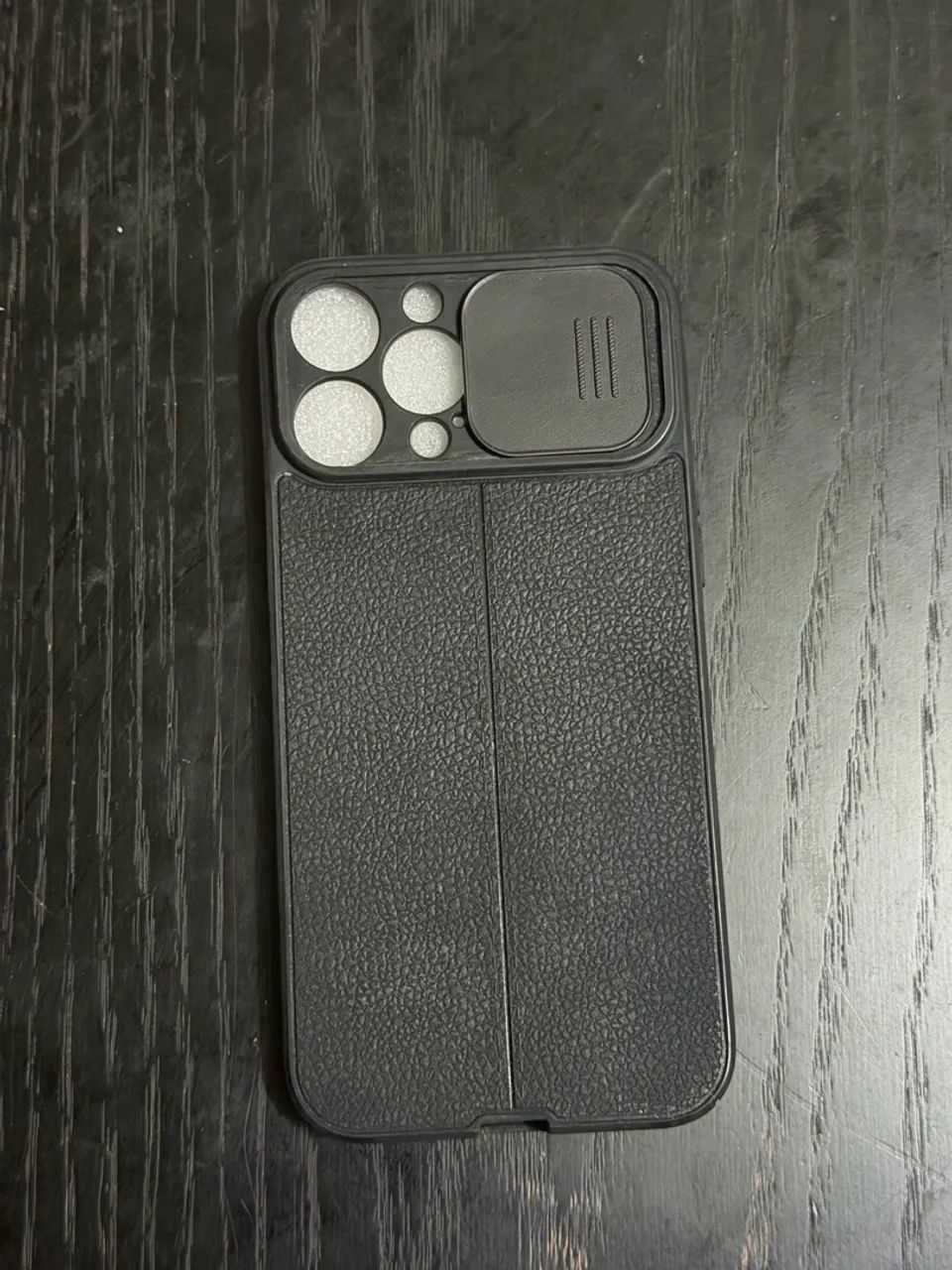 Capa iPhone 15 pro max cor preto com textura de couro