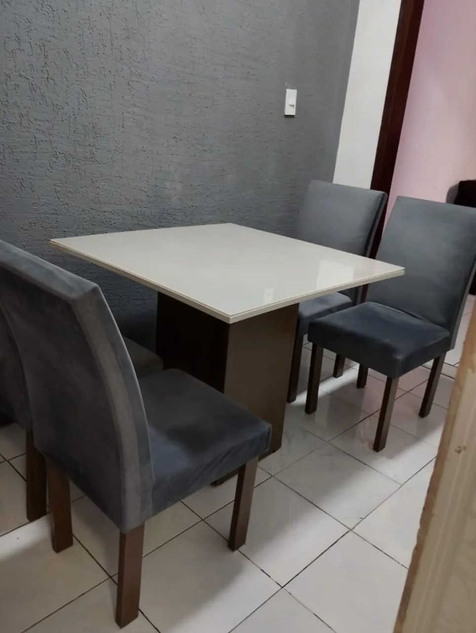 Mesa de jantar quadrada com quatro cadeiras