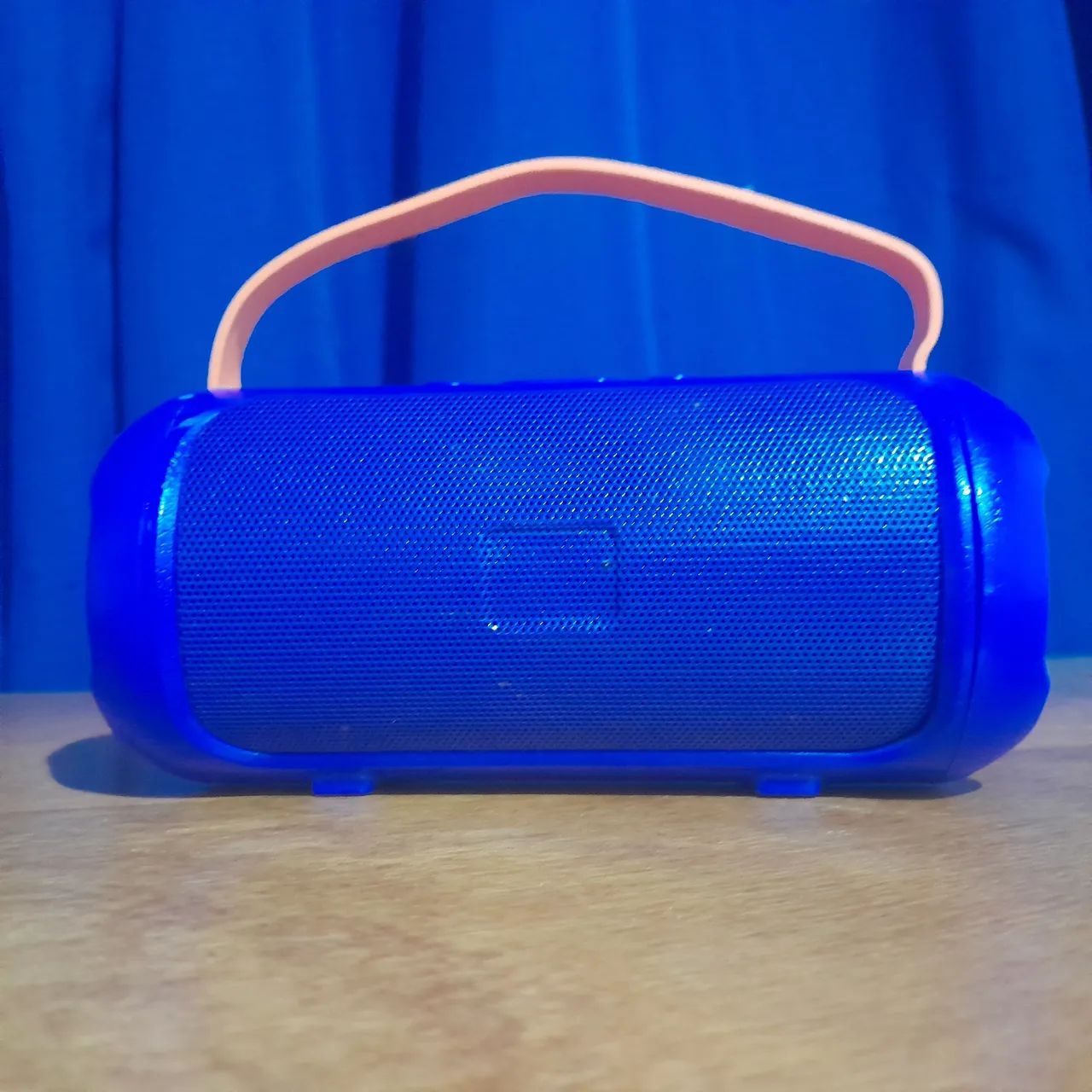 Caixa de som portátil azul com alça. Funcionando perfeitamente. 