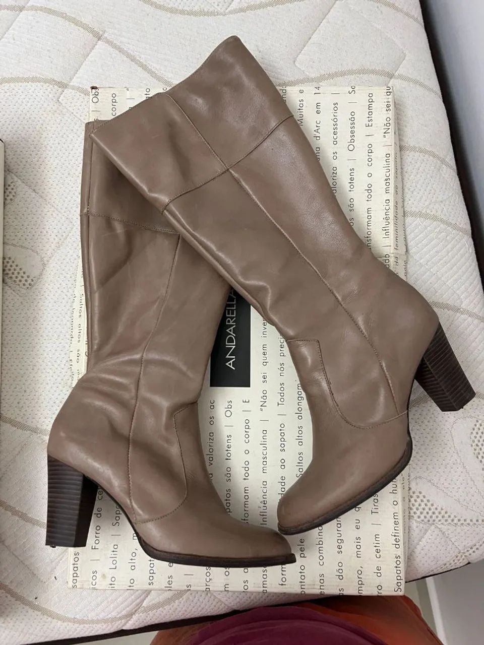 Bota Andarella nude <br>da, bem conservada, usada poucas vezes.<br>Cor ebano/nude.<br>N° 39.<br>180,00