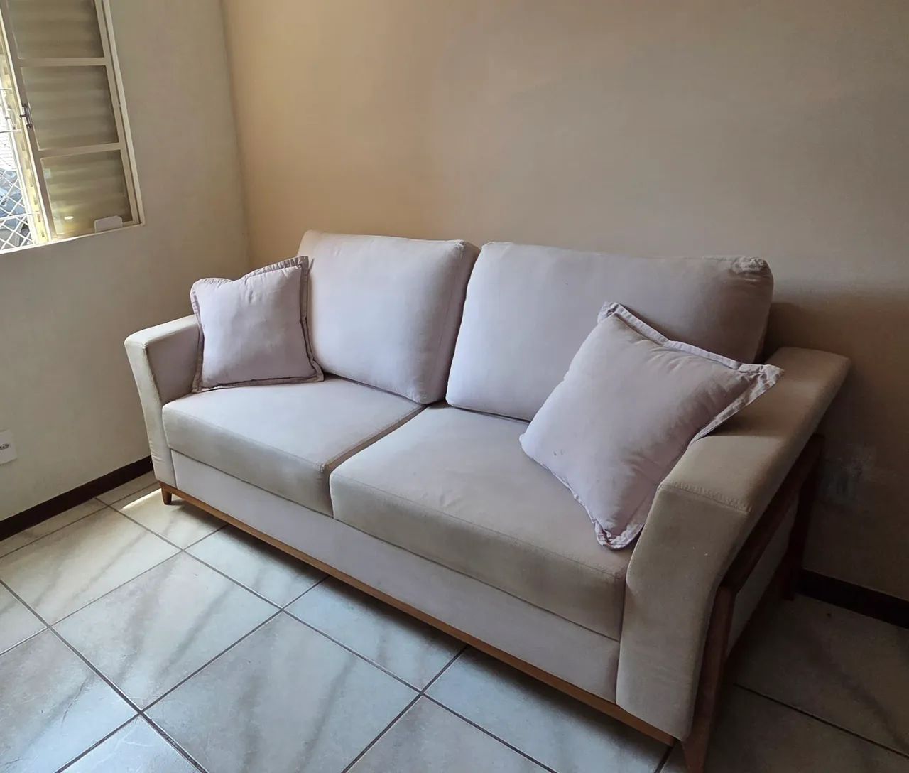 VENDO SOFÁ EM LINHO E MADEIRA MACIÇA  - Foto 3