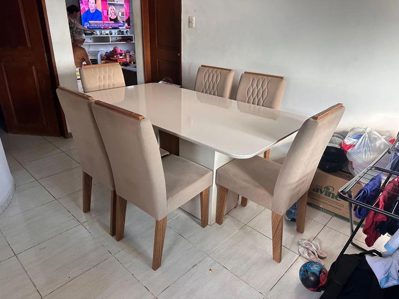 Vende-se linda mesa com 6 cadeiras em ótimo estado.                                       