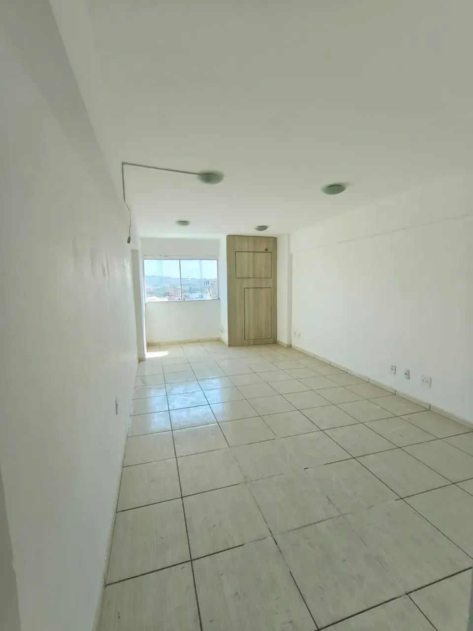 Sala Comercial com banheiro e prédio com elevador e recepção, Praia Campista  - Macaé - RJ
