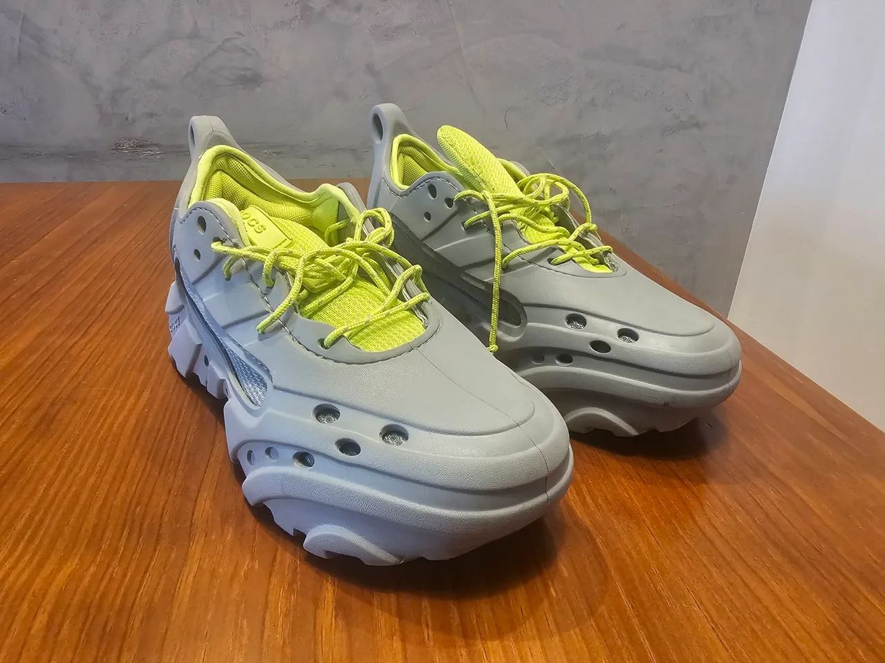 Tennis Crocs Nova Trek Cinza e Verde - Foto 3