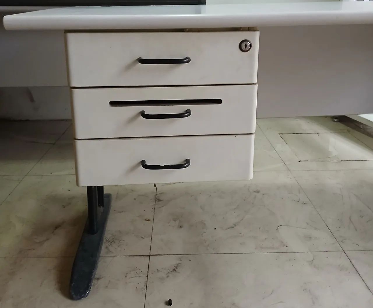 Mesa de informática com 3 gavetas