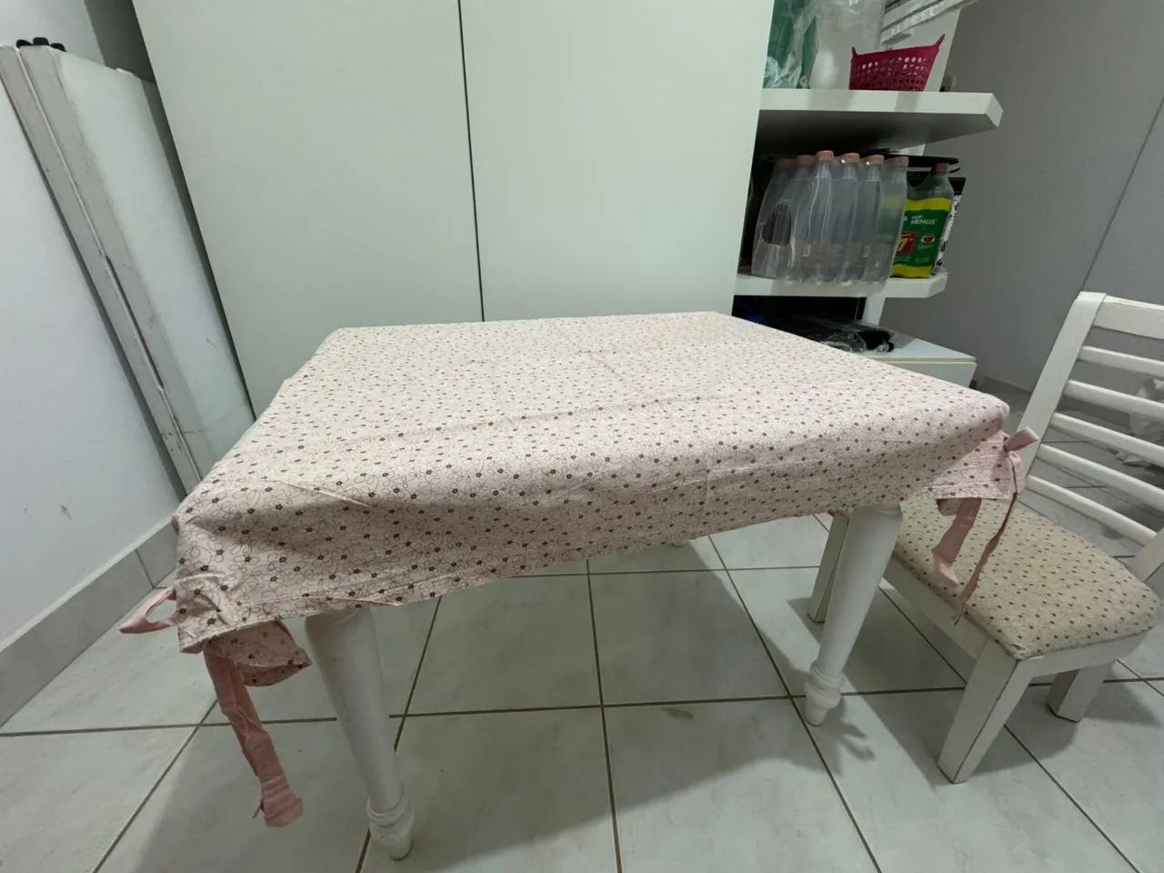 Mesa infantil com 2 cadeirinhas de madeira 