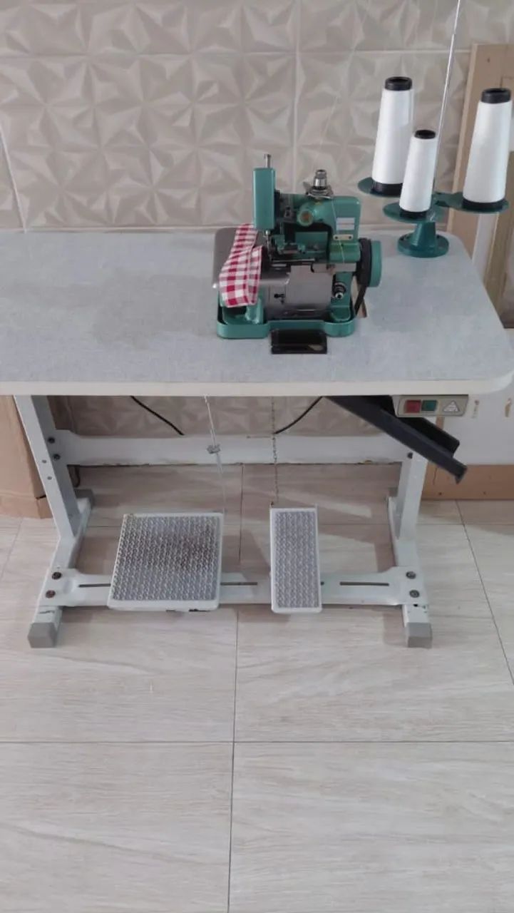 Máquina Overloque Semi Industrial com mesa  - Foto 2