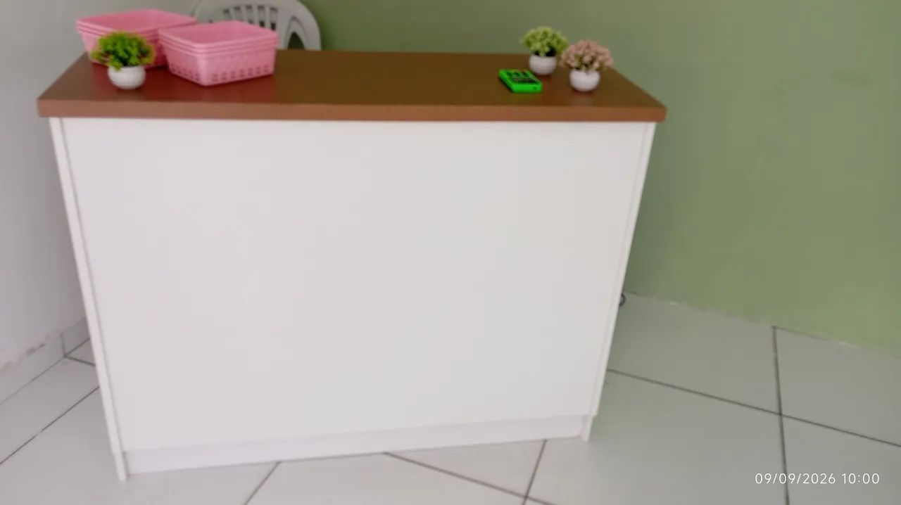 Conjunto de pratileiras e balcão em MDF