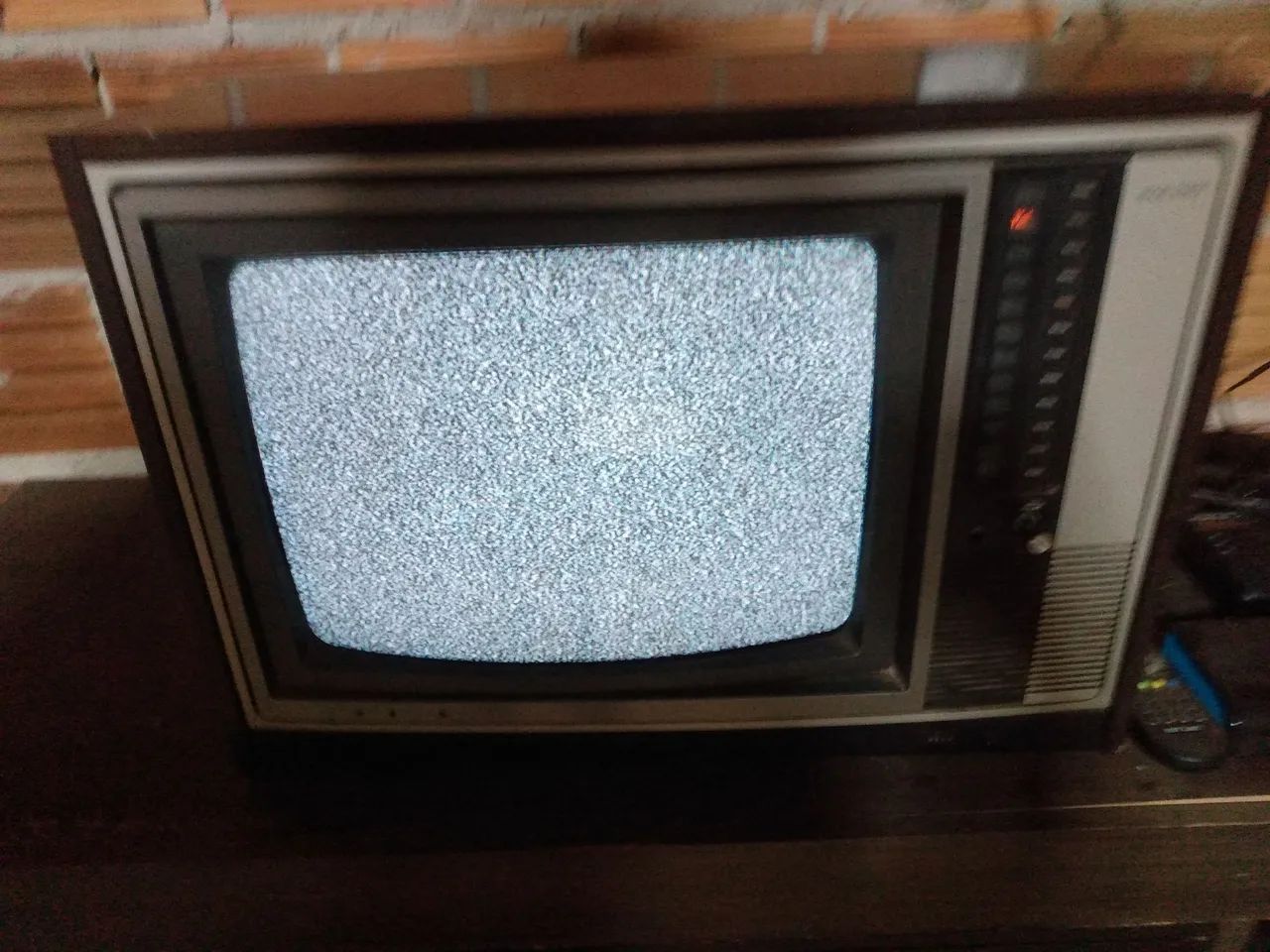 Televisão antiga de madeira (Funcionando) com controle 