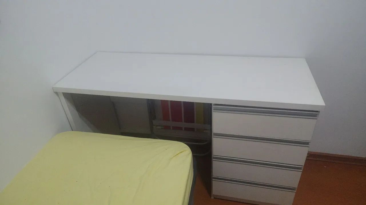 Urgente MESA 4 GAVETAS 