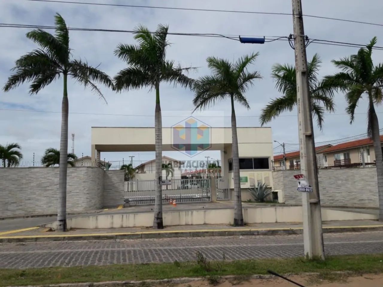 Alugo Casa duplex em condomínio fechado 