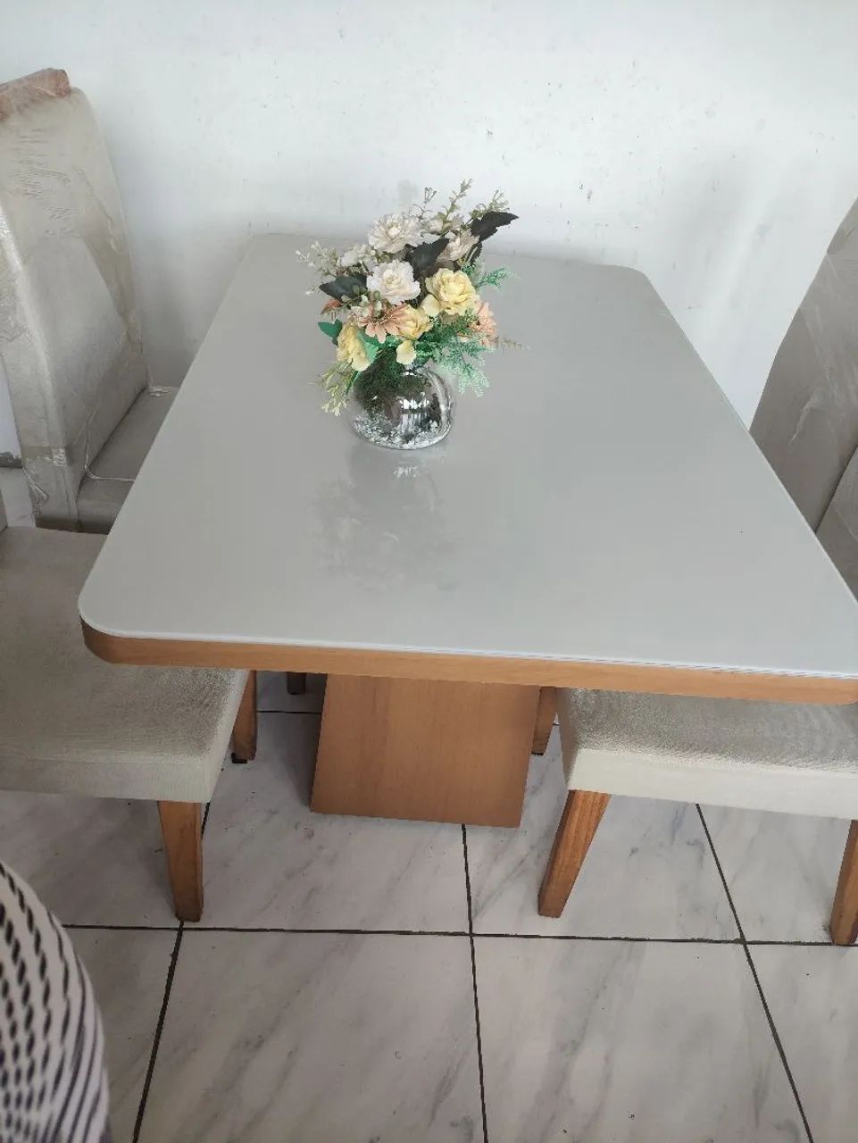 Vendo mesa com 4 cadeiras 