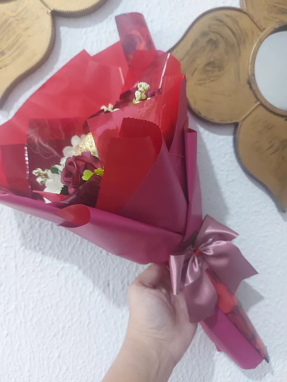 Buquê c rosas d Ferrero Rocher  - Foto 3