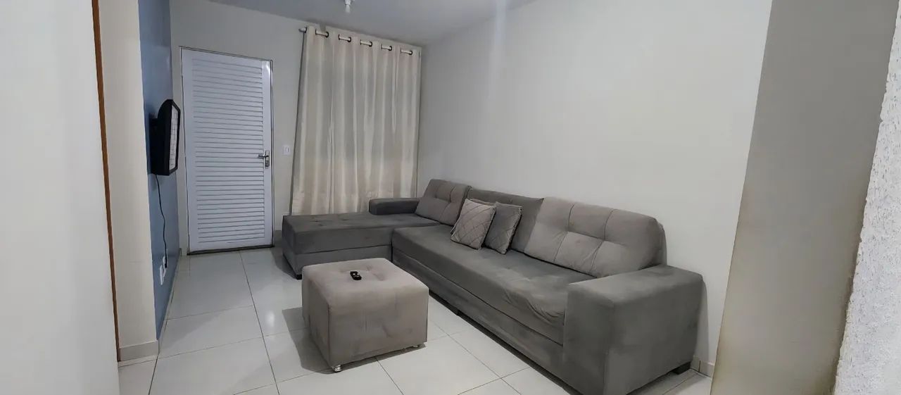 Sofá e almofadas (o puff não). 439340409784913923