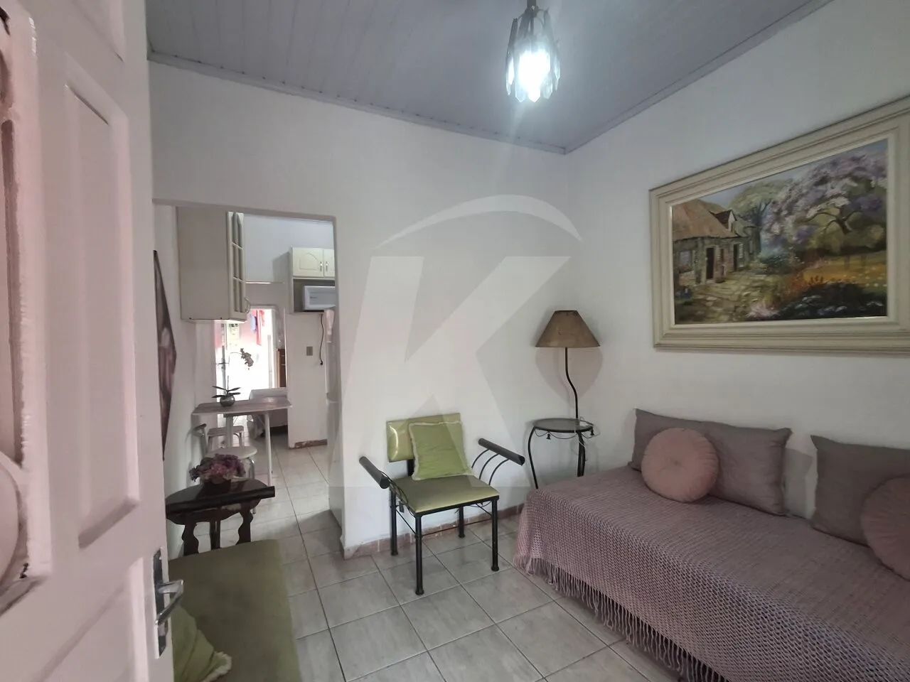 Casa com 1 quarto, sala , cozinha, banheiro e área de serviço.