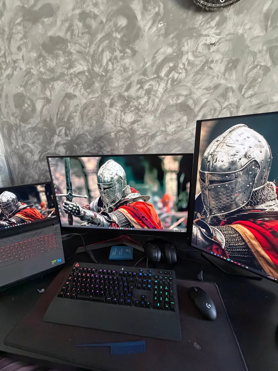 Vendo dois monitores profissionais um monitor de 32 polegadas 2k e de 27 pol 180hz