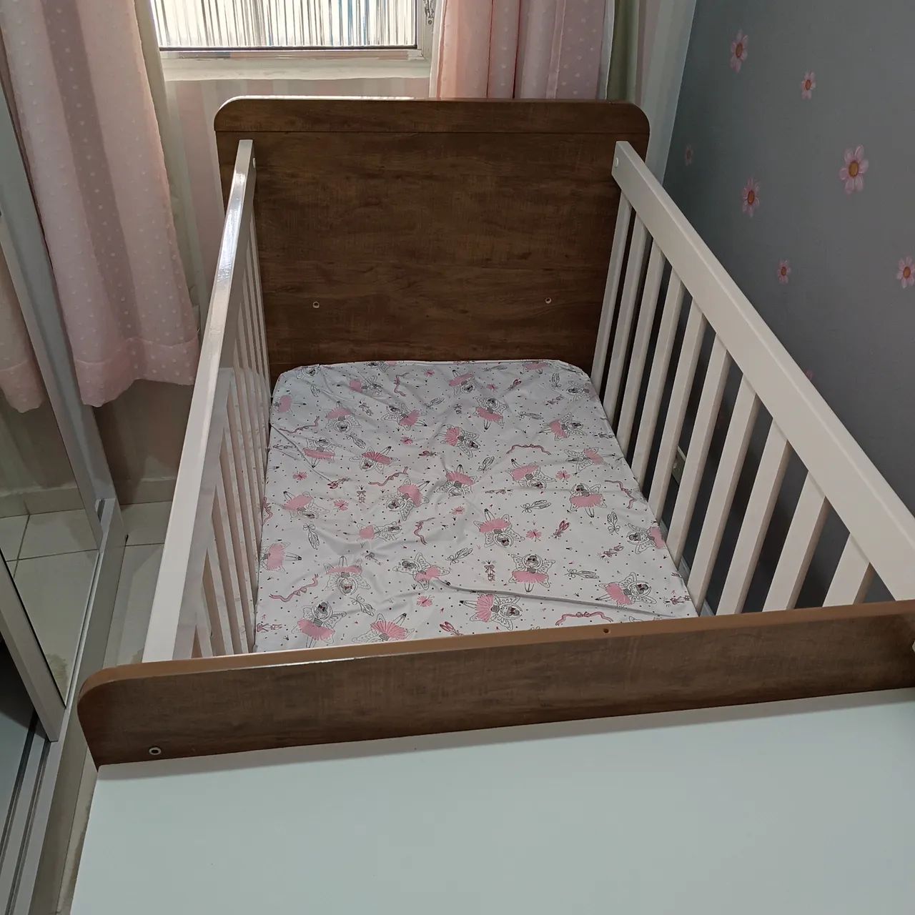 Berço que vira cama, com cama auxiliar e cômoda - Foto 3