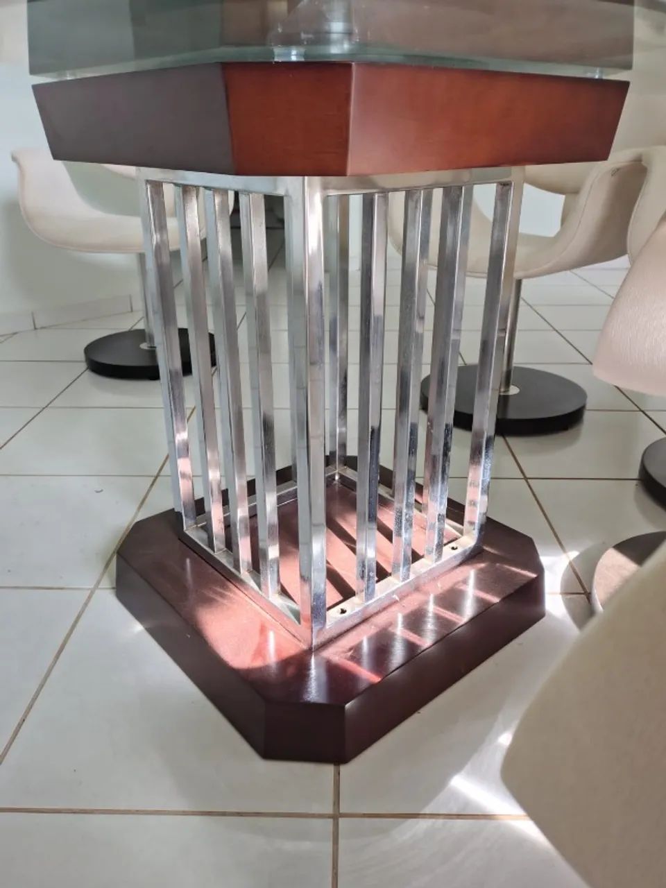 Mesa de vidro 1,5x1,5m com tampo giratório, com 8 cadeiras giratória  - Foto 4
