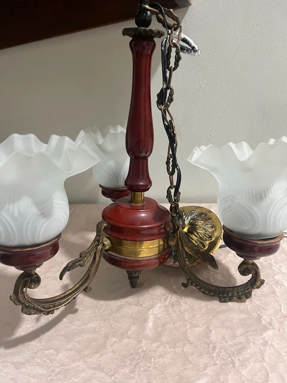 Lustre antigo em madeira e lata com 3 cúpulas de vidro. - Foto 3