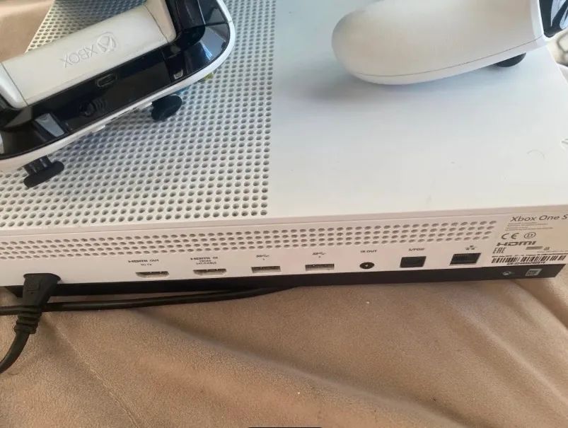 XBOX ONE 1TB - 2 controles , GTA 5 e Jogos na nuvem - Com Defeito - Foto 2