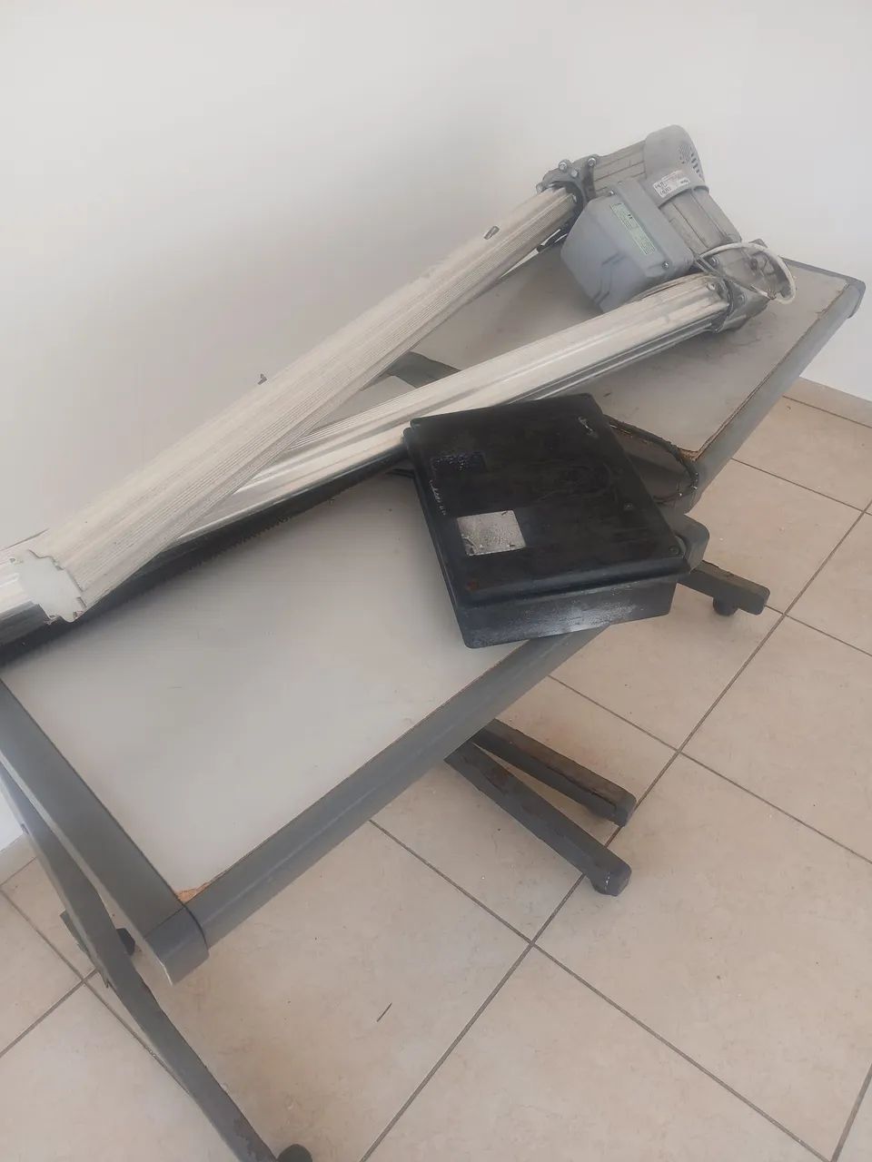 Motor e braços de portão eletrônico 