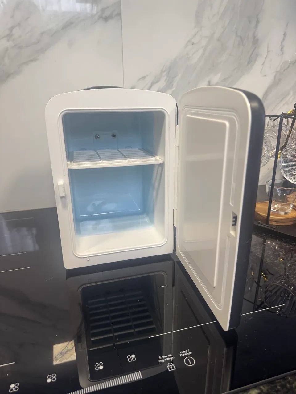 Vendo mini geladeira pouquíssimo uso - Foto 2