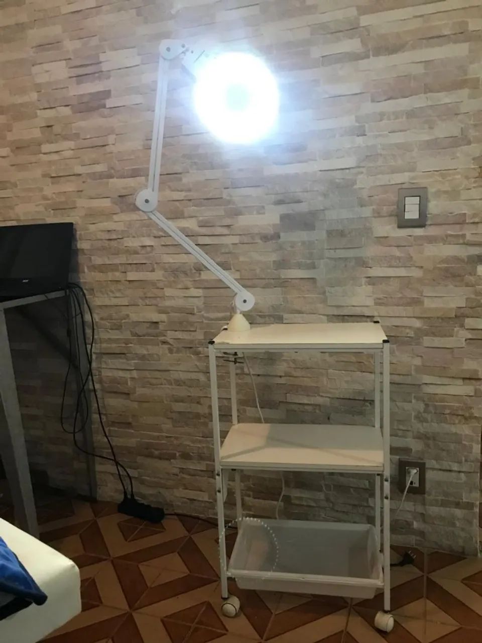 Carrinho auxiliar com lupa