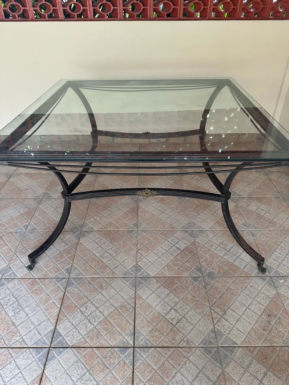 Mesa de vidro e 06 cadeira de vime - Foto 2