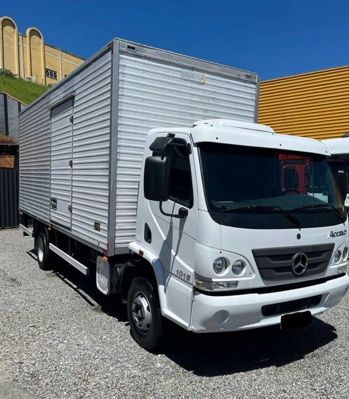 Mb Accelo 1016 4x2 - 2018 Baú