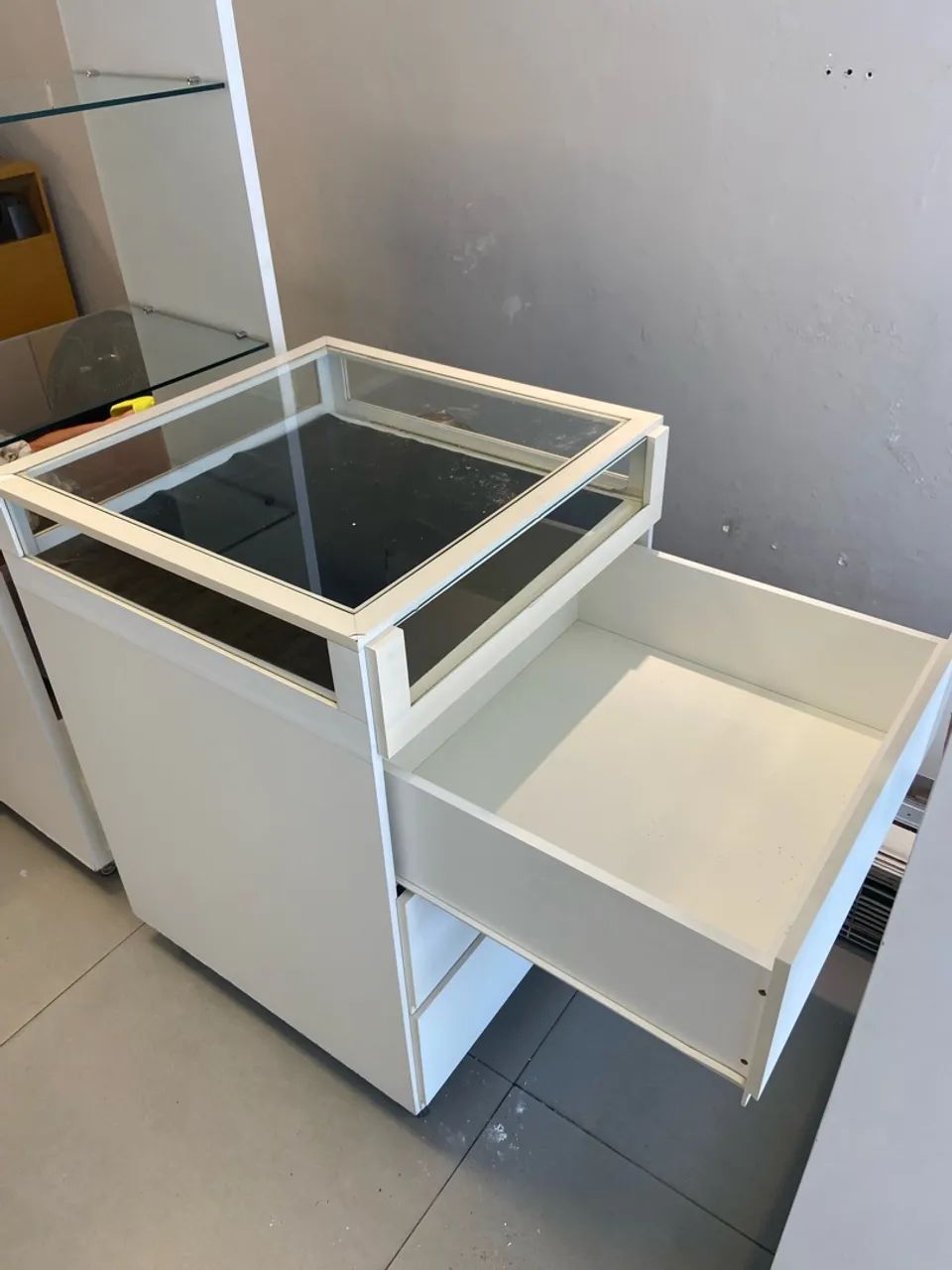 Mesa expositora com gavetas  - Foto 2