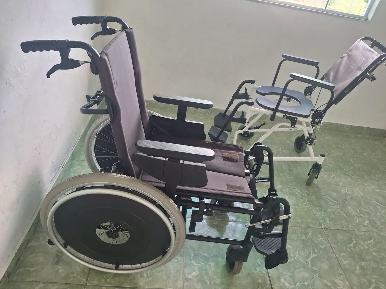 Vendo cadeira de roda normal  - Foto 4