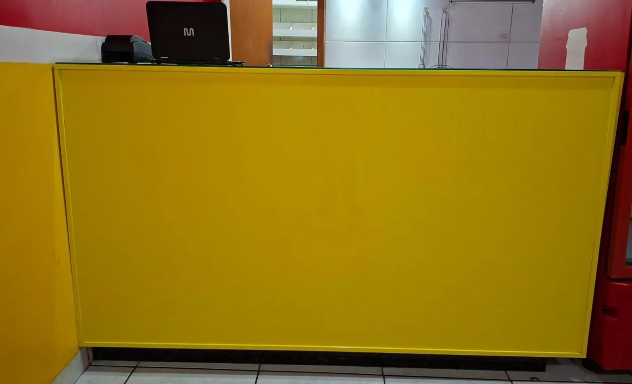 Balcão de Atendimento em MDF C/ Vidro Protetor e Rodapé de Granito 