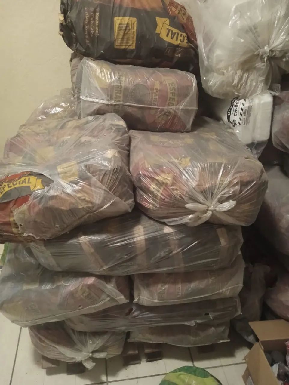 Vendo ponta de estoque de carvão de 3 kg aproximadamente 200 pacote saindo a 9 reais cada  - Foto 2