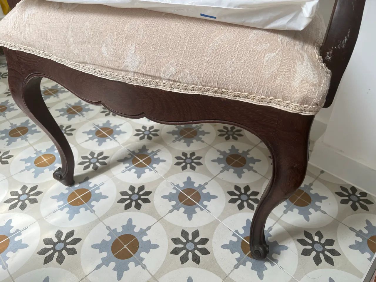 Poltrona clássica Luís XV recém estofada  .  - Foto 4