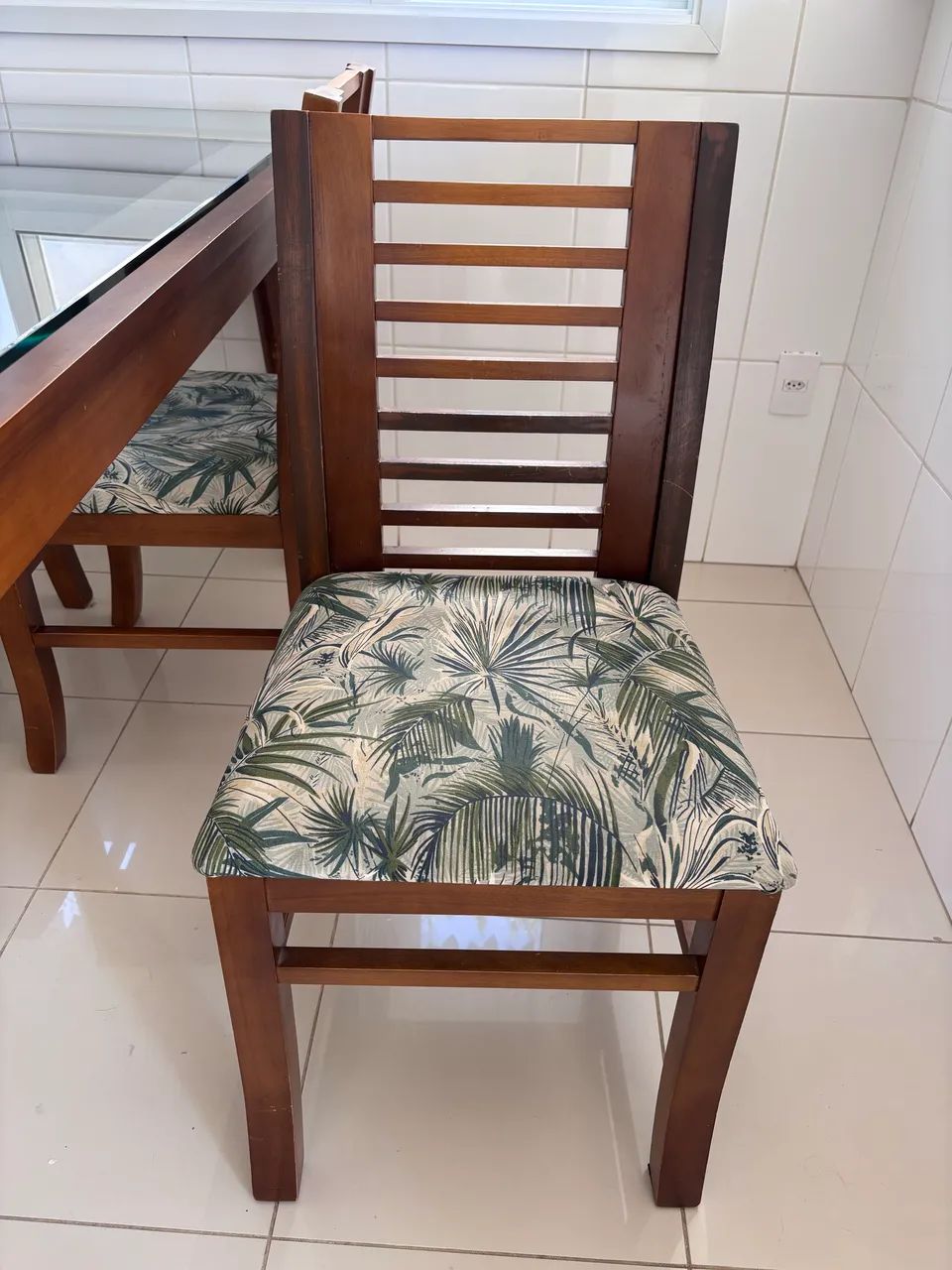 Mesa de jantar em madeira com 5 cadeiras - Foto 4