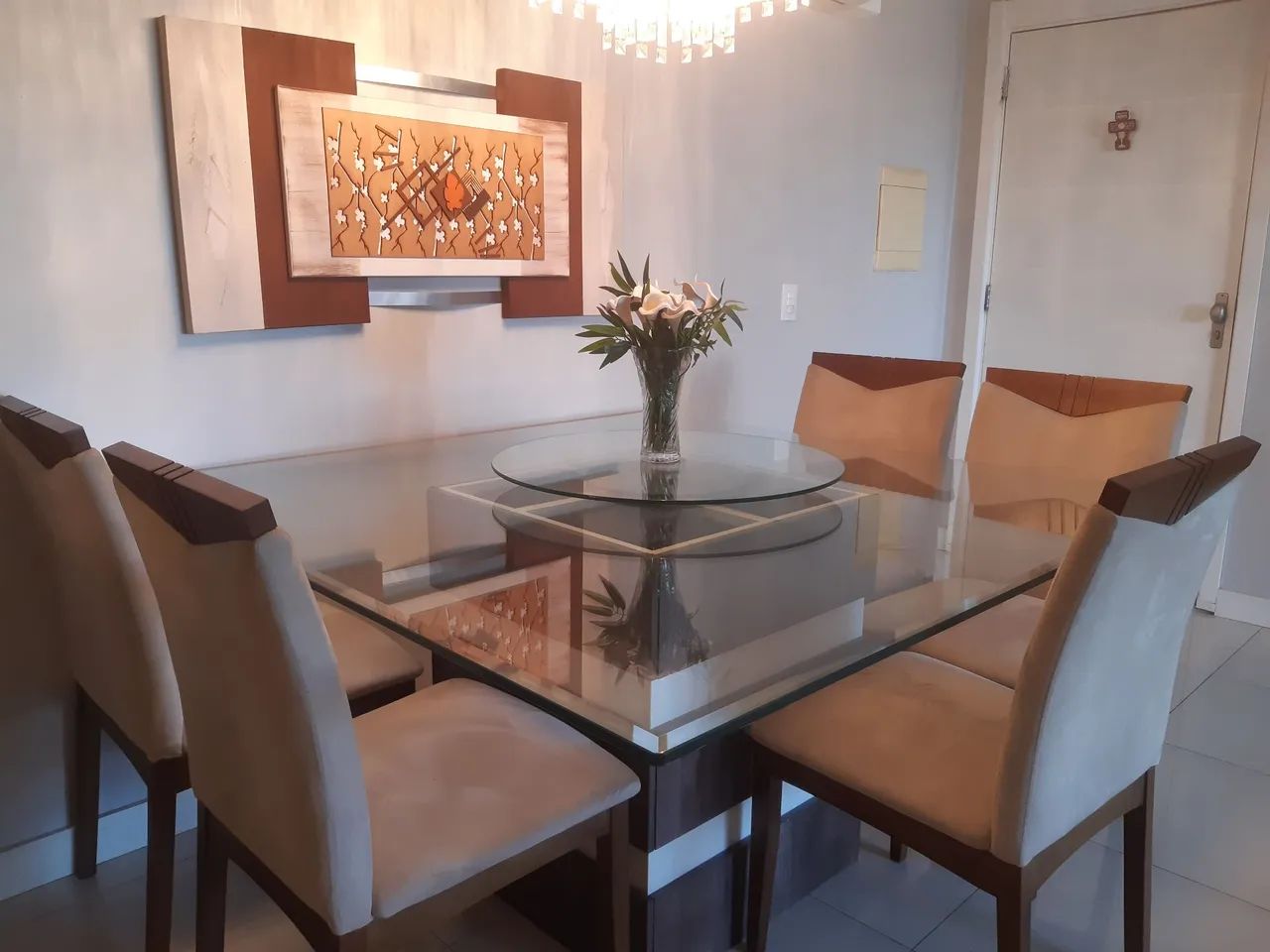 Mesa com 6 cadeiras