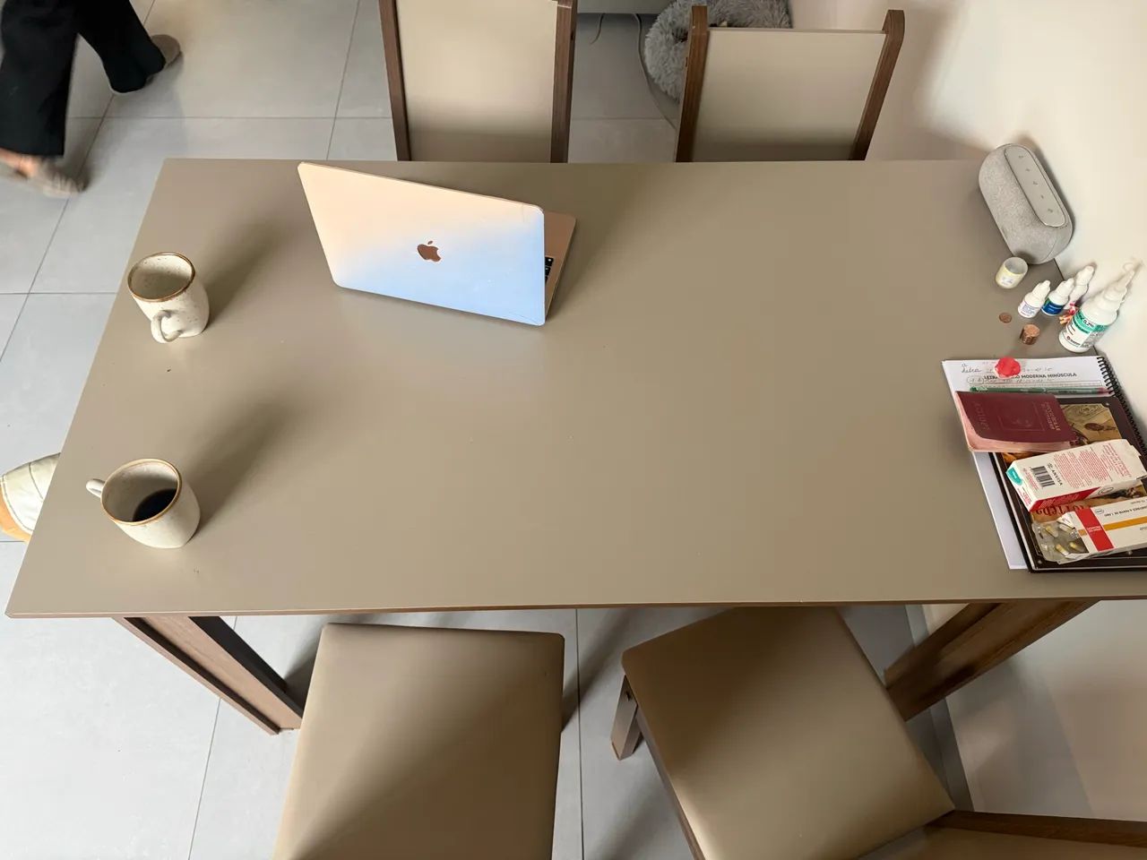 Conjunto mesa de jantar com 4 cadeiras 2 mês uso 