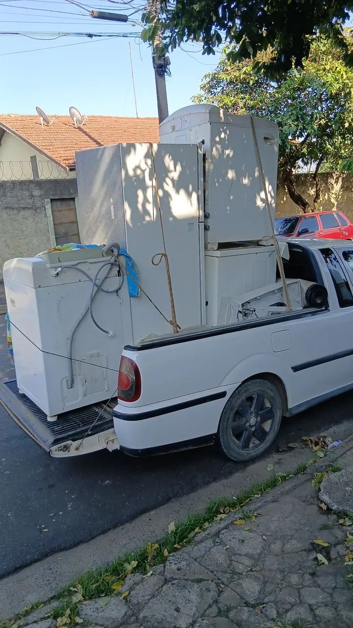Faço carretos e fretes  apartir de 100 e assento portas e outros serviços 