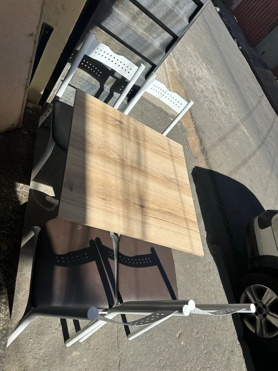 Mesa com a base de madeira com quatro cadeiras 68 × 68 - Foto 2