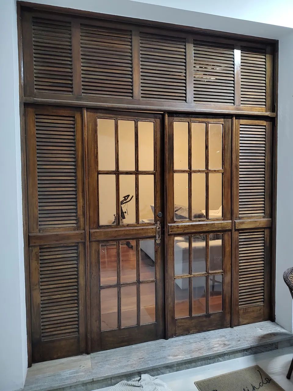 Lote de Esquadrias em Madeira de Lei - 1 Porta + 4 Janelas (Incluindo Janela Balcão)