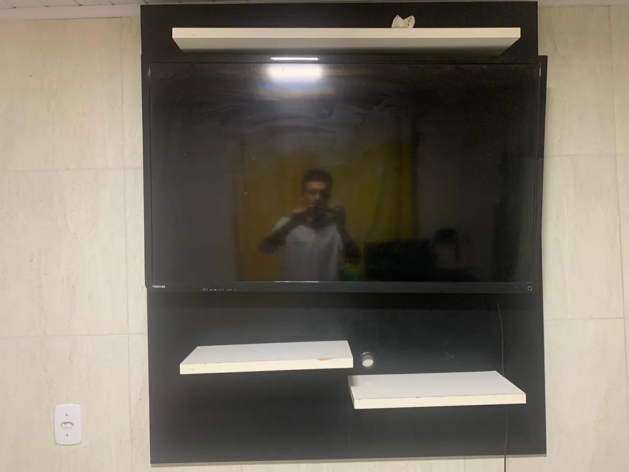 Televisão Toshiba 48 polegadas e Painel de madeira  - Foto 3