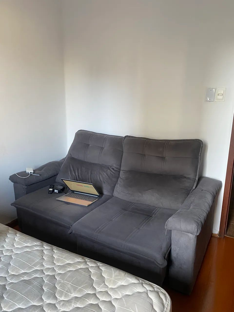 Sofá retrátil (dois lugares - cinza)417563173989928961