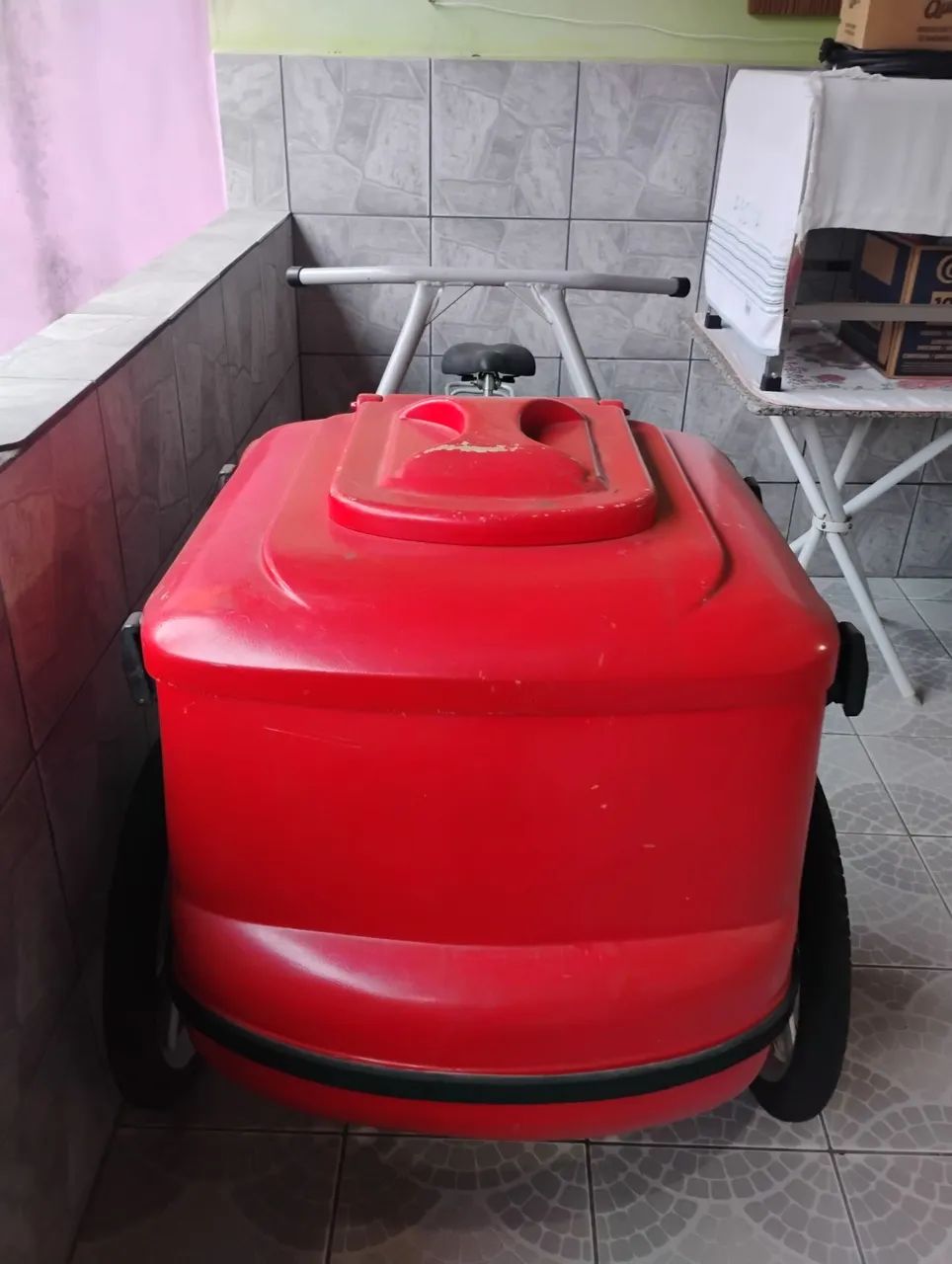 Carrinho triciclo para sorvetes e bebidas