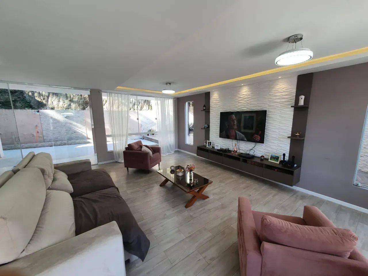 Casa moderna com piscina e 3 suítes  Maria Paula